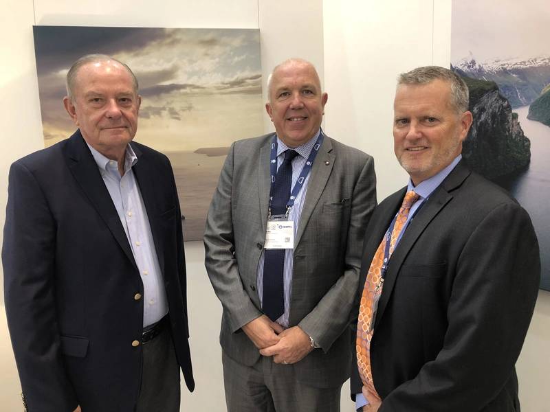 (De Esquerda): Peter Keller, EVP, TOTE (esquerda) e Wayne Jones, MAN Energy Solutions discutiram com a Maritime Reporter & Engineering News A experiência de 3 anos da TOTE com os primeiros navios porta-contêineres movidos a GNL do mundo. Um relatório completo que vem na edição anual do Marine Design de outubro da Maritime Reporter & Engineering News.