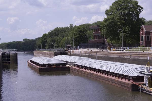 (Ein Lastkahn bei Starved Rock. Durchschnittlich 16 Millionen Tonnen Sojabohnen bewegen sich jedes Jahr durch Schleusen auf dem Illinois Waterway. Während dringend benötigte Reparaturen durchgeführt werden, müssen die Landwirte in Illinois 2019, 2020 und 2023 über Schleusenverschlüsse navigieren.) KREDIT: Illinois Soybean Association