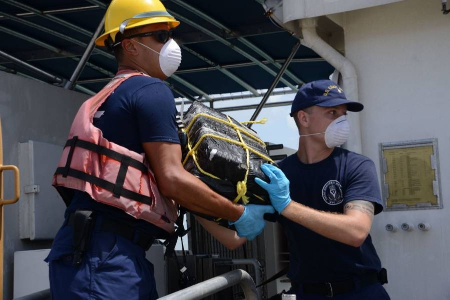 (Foto de la Guardia Costera de los Estados Unidos por Ricardo Castrodad)