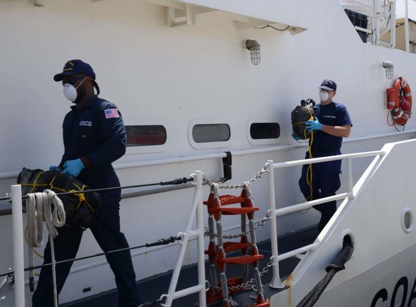 (Foto de la Guardia Costera de los Estados Unidos por Ricardo Castrodad)