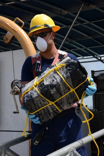 (Foto de la Guardia Costera de los Estados Unidos por Ricardo Castrodad)