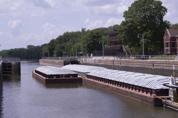 (Una barcaza en Starved Rock. Un promedio de 16 millones de toneladas de soja se mueven a través de las esclusas de la vía fluvial de Illinois cada año. Si bien las reparaciones necesarias están en marcha, los agricultores de Illinois deberán navegar por los cierres de esclusas en 2019, 2020 y 2023). CRÉDITO: Asociación de soja de Illinois