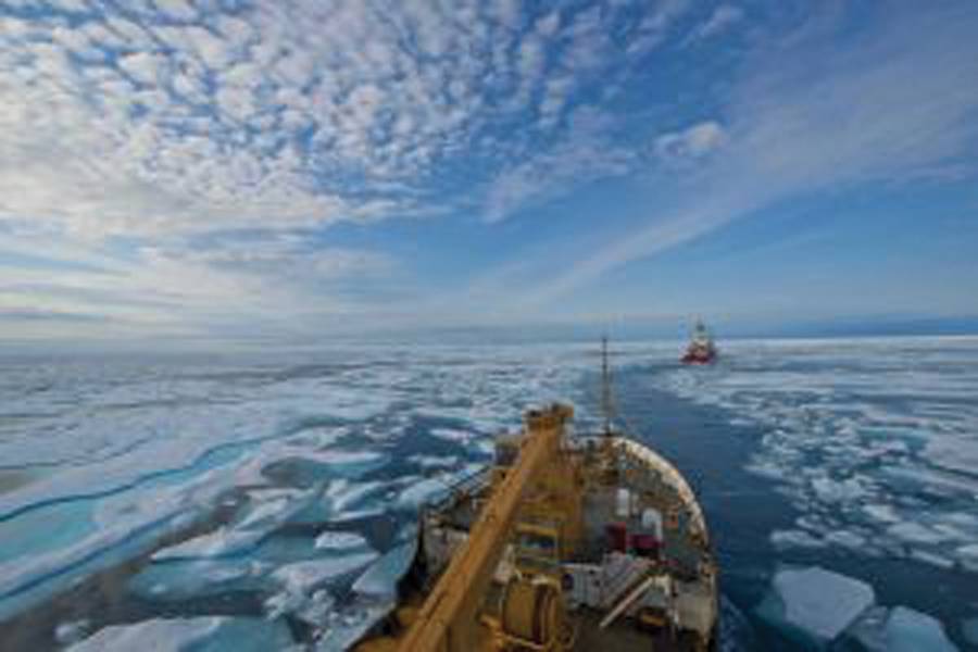 海岸警備隊カッターメイプルの乗組員は、2017年8月11日、カナダのヌナブットにあるフランクリン海峡の氷に覆われた海域を通って、カナダ沿岸警備隊の砕氷船テリー・フォックスの乗組員に従っています。