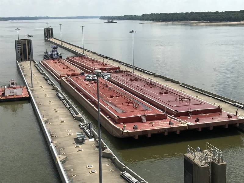 第一批拖船穿过最近在美国内陆水域完成的奥姆斯特德锁。这个新的基础设施已经为内陆利益相关者和国家经济带来了红利，其特点是具有与着名的曼哈顿项目相同的土木工程壮举。信用：USACE