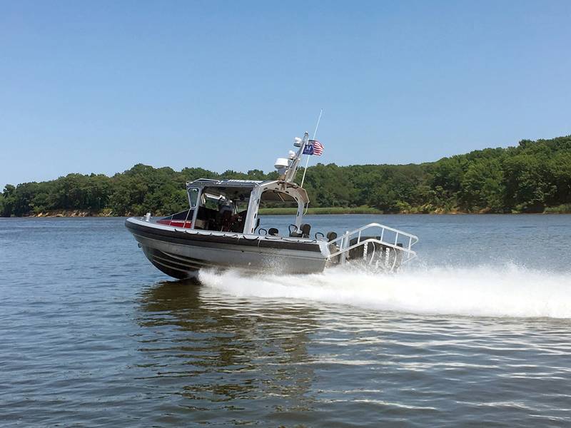 O 10M Fast-Attack Interceptor, capaz de atingir velocidades de até 60 nós, é a mais nova adição à linha Interceptor de 7-12 metros da MetalCraft Marine. (CRÉDITO: MetalCraft Marine)