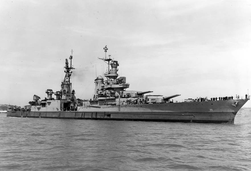 1945年7月10日、カリフォルニア州のマーレ島海軍庭からのUSSインディアナポリス（CA 35）。（米海軍ファイル写真）