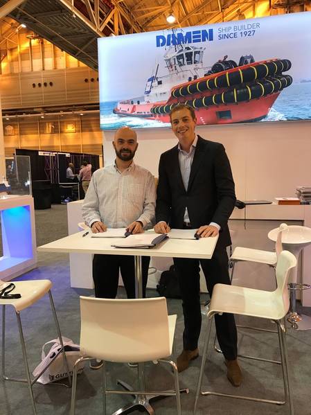 2017年12月在国际工作船展上签约：马丁·普兰特（Group Plante），集团海洋采购和基础设施部副经理;达曼Dijxhoorn，Damen区域销售经理北美，Damen Shipyards Gorinchem（摄影：Damen）