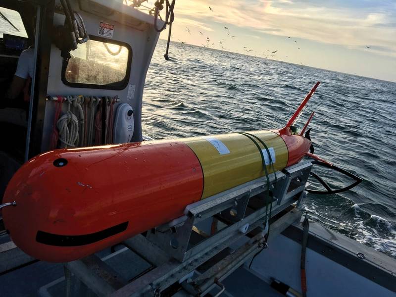 AUV de largo alcance de MBARI a bordo del buque de investigación Paragon en la Bahía de Monterey. Crédito: (c) MBARI 2018