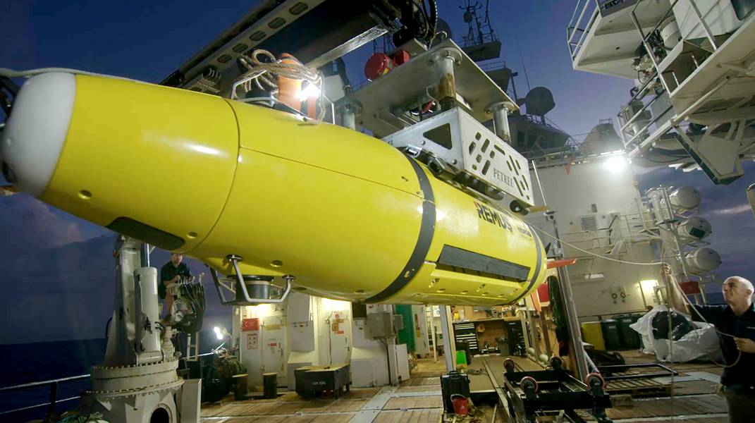 Το AUV επιστρέφει στο RV Petrel. (Φωτογραφία ευγένεια του Paul G. Allen)