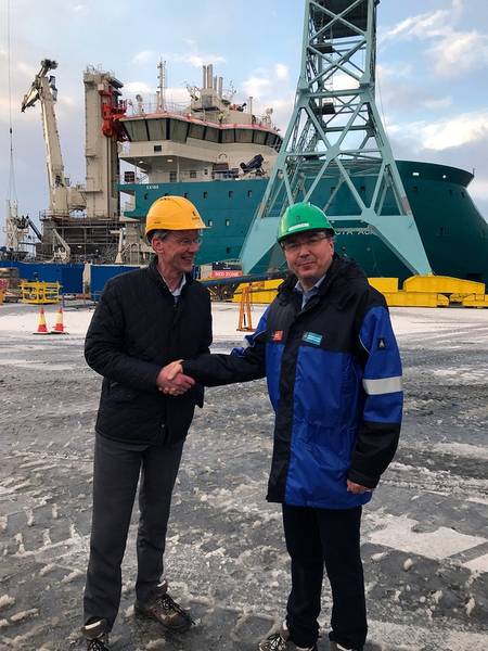 Acta Marine与Ulstein Verft签约，从左边的Rob Boer和KristianSætre（UVE）（照片：Ulstein集团）建造新的SOV船。