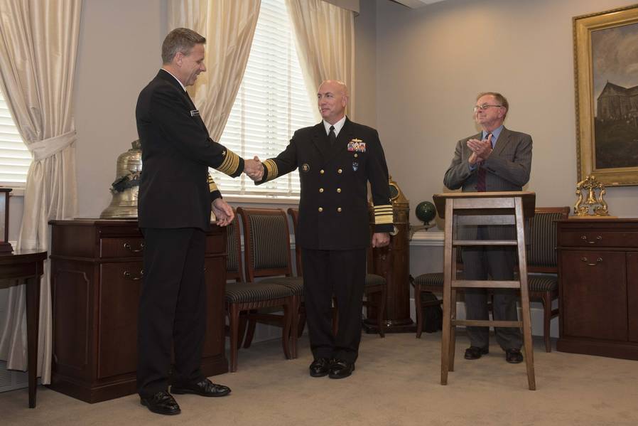 Adm. Kurt W. Tidd, Kommandeur des US-Südkommandos rechts, schüttelt sich mit Admiral Phil Davidson, dem Kommandeur des US-Indopazifischen Kommandos, nachdem er den Old Salt Award während einer Zeremonie im Pentagon überreicht hat. Davidson erhielt den Old Salt Award, der von der Surface Navy Association (SNA) gesponsert wird und an den dienstältesten Offizier im aktiven Dienst verliehen wird, der von der SWF (Surface Warfare Officer) qualifiziert ist. (US Navy Foto von Mass Communication Specialist 2. Klasse Paul L. Archer / Veröffentlicht)