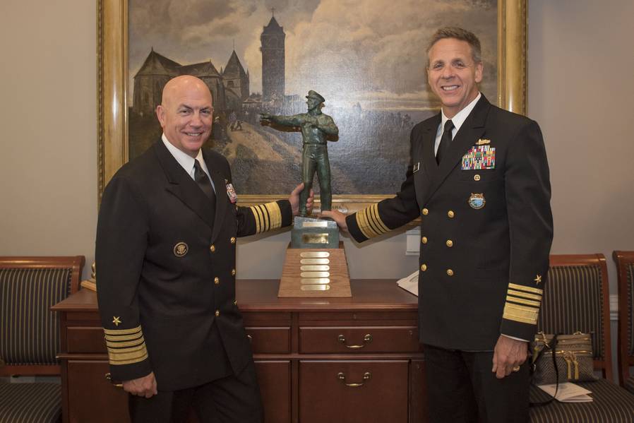 Admiral Phil Davidson, Kommandant des US Indo-Pacific Command, rechts, und Adm. Kurt W. Tidd, Kommandeur des US Southern Command, posieren mit dem Old Salt Award während einer Zeremonie im Pentagon. Davidson erhielt den Old Salt Award, der von der Surface Navy Association (SNA) gesponsert wird und an den dienstältesten Offizier im aktiven Dienst verliehen wird, der von der SWF (Surface Warfare Officer) qualifiziert ist. (US Navy Foto von Mass Communication Specialist 2. Klasse Paul L. Archer / Veröffentlicht)