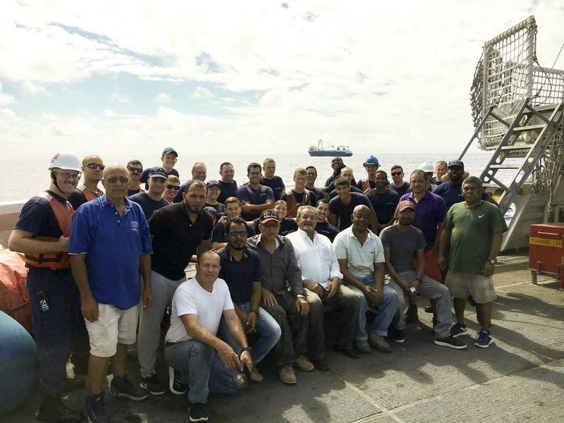 Algunos miembros de la tripulación de la Guardia Costera Confianza se reúnen con hombres rescatados del buque de carga Alta. (Foto de la Guardia Costera de los Estados Unidos por Todd Behney)