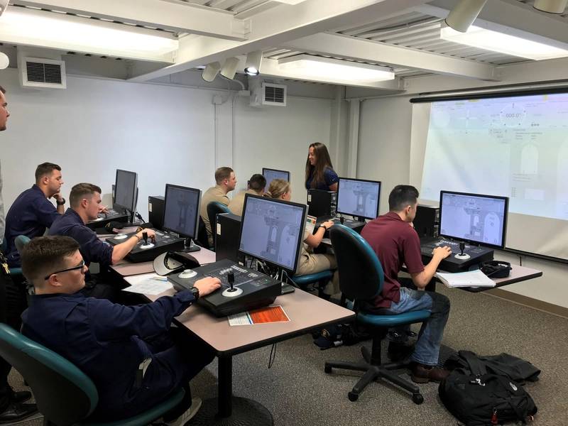 Alunos do Texas A & M treinando com equipamentos de simulação Kongsberg DP. (CRÉDITO: TAMUG)