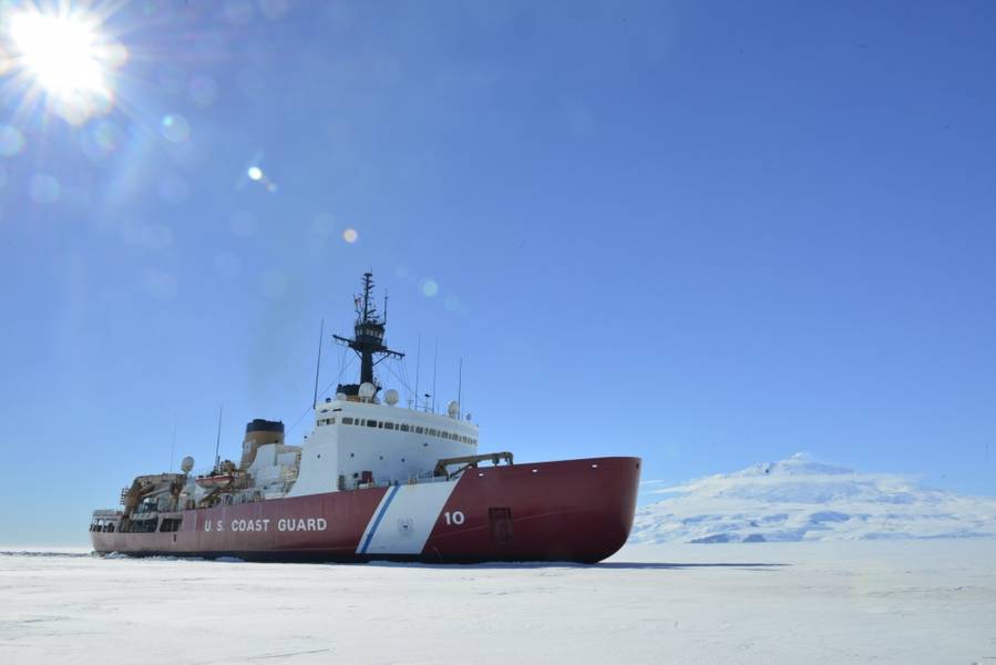 コーストガードカッターポーラスターは、南極近くのマクマードサウンドで2018年1月に氷を砕いています（Nick Ameenによる米国沿岸警備隊写真）