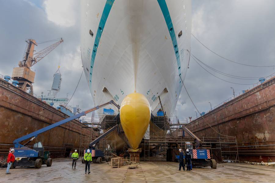 M/V Amera in Danzig angedockt, Rumpfbeschichtung im Gange Copyright Phoenix Reisen / BSM Cruise