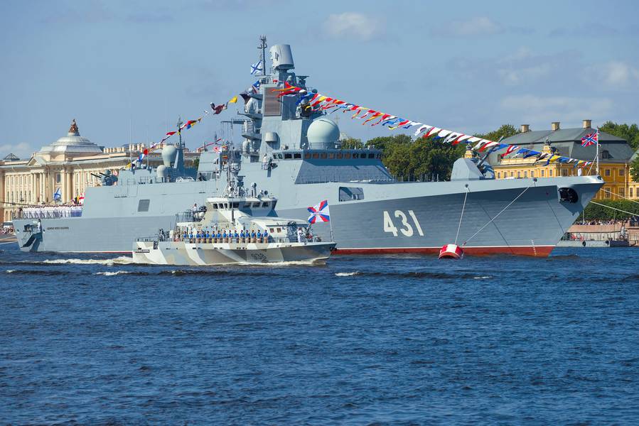 Anti-Sabotage-Boot „Unarmeets of the Arctic“ vor dem Hintergrund der Fregatte „Admiral der Flotte Kasatonov“. Copyright sikaraha/AdobeStock