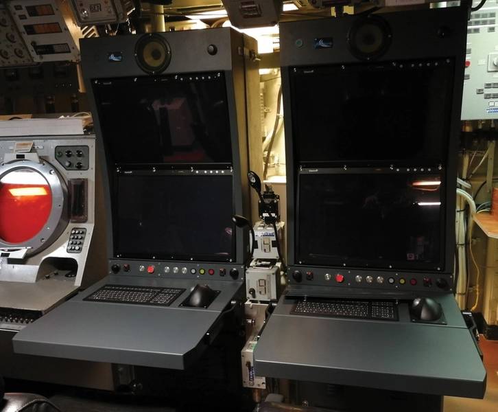 Antigo sonar analógico à esquerda versus novo console. Foto: RTsys / Marinha Francesa