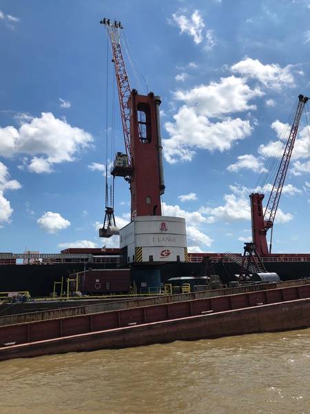 Associated Terminals & Turn Services ejecuta una impresionante operación de transferencia de carga en medio del río Mississippi. Históricamente, las aguas altas y las corrientes rápidas en esta vía de agua crítica desafían la velocidad, la eficiencia y la seguridad de todas las operaciones fluviales. Foto: Greg Trauthwein