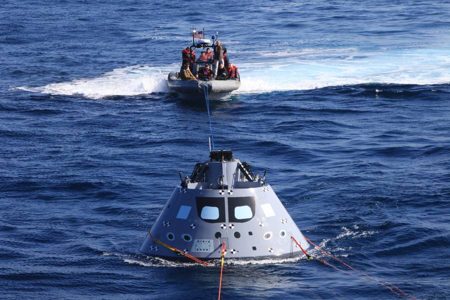 Boote mit Navy-Tauchern und dem NASA-Rettungsteam führen die Kapsel zur USS Anchorage, während das Schiff sicher auf der Station operiert (Foto: NASA)