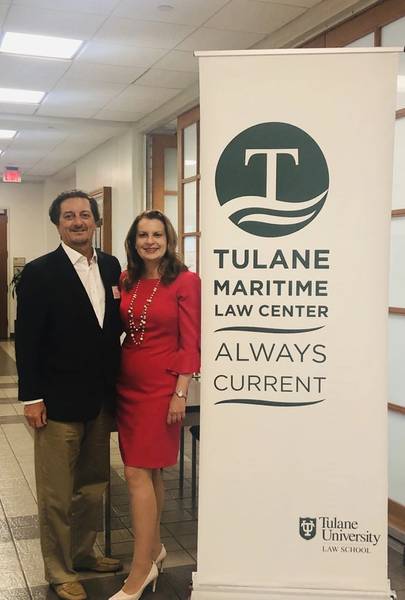 Boriana gosta de retribuir à comunidade que a apoiou ao longo de sua carreira, fotografada aqui com Martin Davies, chefe do Admiralty Law Center em sua alma mater Tulane Law School, onde recentemente fez uma apresentação para os alunos.