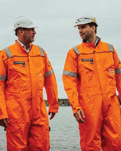 CEO da Grieg Green, Petter A. Heier (à esquerda) e Chefe de Reciclagem Magnus Hammerstad (à direita) em uma instalação de reciclagem de navios. Crédito da foto: Grieg Green.