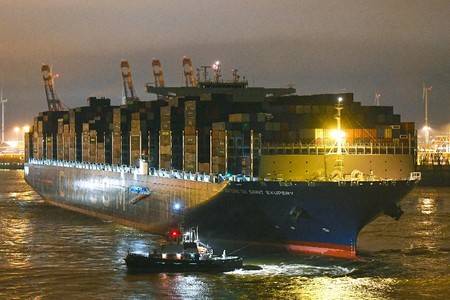 CMA CGM Antoine de Saint Exupery供图汉堡港口