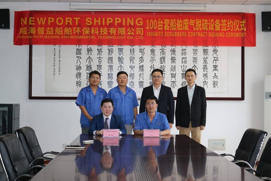 COO Roy Yap von Newport Shipping (im Bild links) und Puyiers General Manager Ryan Gao unterzeichnen einen Partnerschaftsvertrag für die Lieferung der Abgasreinigungssysteme von Puyier (Foto: Newport Shipping Group)