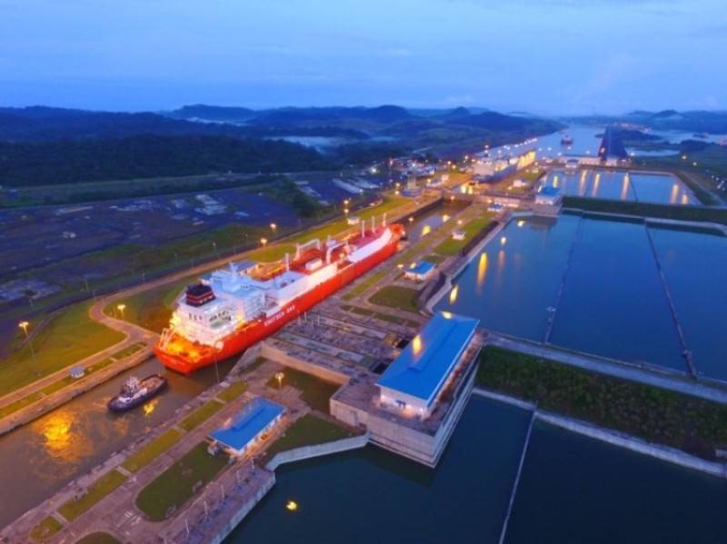 O Canal do Panamá transitou quatro navios de GNL em um dia, marcando o primeiro para a hidrovia. (Foto: Autoridade do Canal do Panamá)