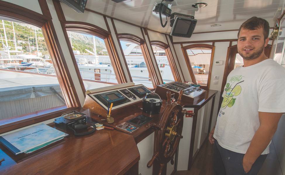 Capitão Duje Mladin na ponte do Almirante (Foto cortesia da família Mladin)