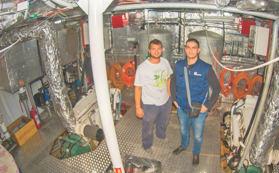 Captain Duje Mladin mit Vlado Segvic von Cummins Adriatic mit einem Paar QSM11-Haupttriebwerken an Bord des Aquamarine 2017 (Foto mit freundlicher Genehmigung der Familie Mladin)