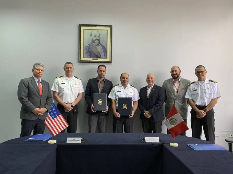 Chris Allard, CEO da Metal Shark (terceiro da esquerda) e vice-presidente de desenvolvimento de negócios internacionais Henry Irizarry (terceiro da direita) com executivos do SIMA-PERU nas instalações da SIMA em Callao, Peru.