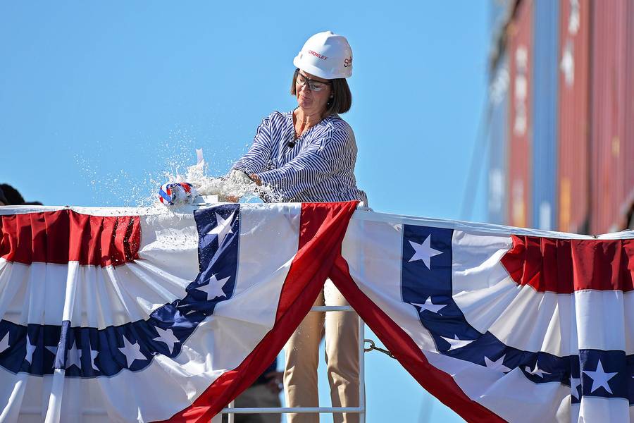 Christine Crowley batizando o navio (Foto: Crowley)