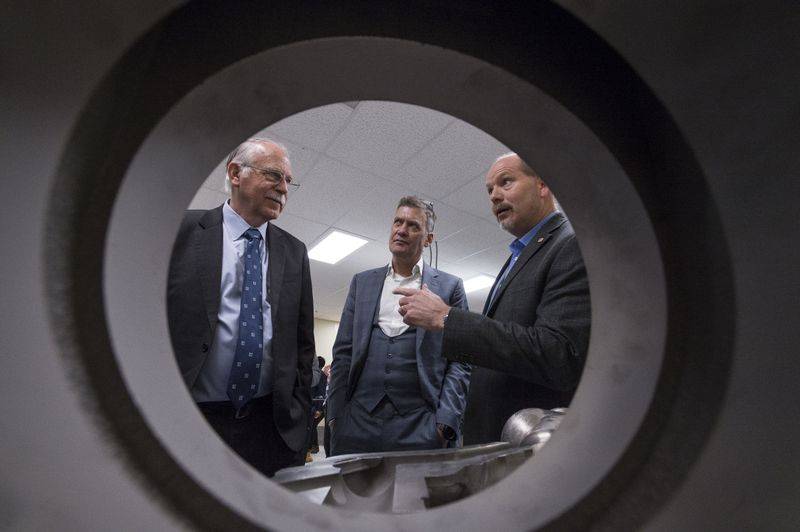 Chuck Hull, Kevin McAlea und Charles Southall diskutieren, wie Newport News Shipbuilding plant, Additive Manufacturing-Technologie zu verwenden, um Teile für zukünftige Kriegsschiffe herzustellen. Hull ist der Erfinder der Stereolithographie und Mitbegründer von 3D Systems; McAlea ist Executive Vice President und General Manager für 3D Systems bei Metals and Healthcare; Southall ist Vice President für Engineering und Design von Newport News. (Foto von John Whalen / HII)