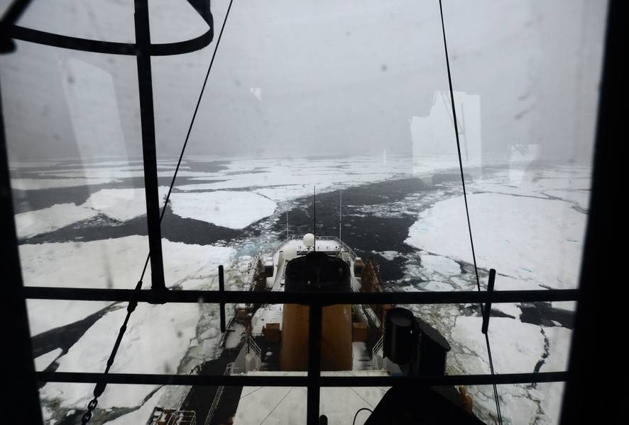 Coast Guard Cutter Polar Star deixa um canal através do gelo no Mar de Ross abaixo do Círculo Antártico em janeiro de 2018 (foto da Guarda Costeira dos EUA por Nick Ameen)