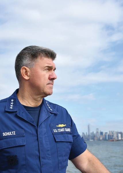 O Comandante da Guarda Costeira, Almirante Karl Schultz, visita as tripulações da Guarda Costeira estacionadas em Nova York. Ilustração da foto da guarda costeira dos EU pelo disco de Jetta da classe do oficial mesquinho ø.