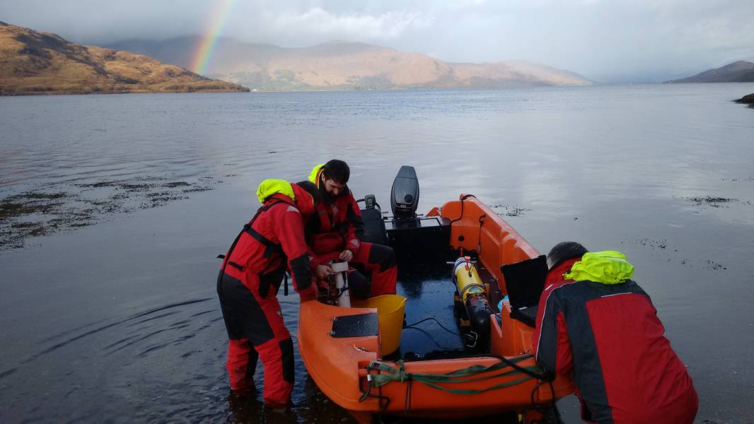 Corran Narrows में एक Remus AUV तैनात किया जा रहा है। मैरीनोल से फोटो