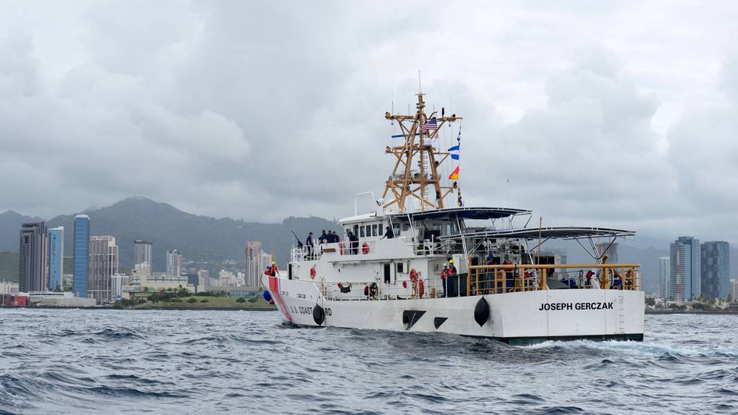 O Cortador da Guarda Costeira Joseph Gerczak chega em Honolulu após um trânsito de 42 dias de Key West, Flórida (foto da USCG de Sara Muir)