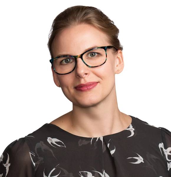 Dana Merkel ist Associate bei Blank Rome LLP. Bevor sie zu Blank Rome kam, arbeitete sie als Third Mate und Qualified Member der Engine Department ("QMED") für verschiedene internationale Reedereien bei der International Organization of Masters, Mates und Pilots im Container-, Schüttgut- und Tankersegment der Branche.