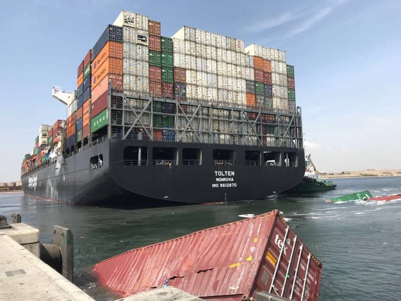 Danos visíveis aos recipientes a bordo do MV Tolten, que deslocou o porta-bagagens amarrado MV Hamburg Bay (Foto: Hassan Jan)