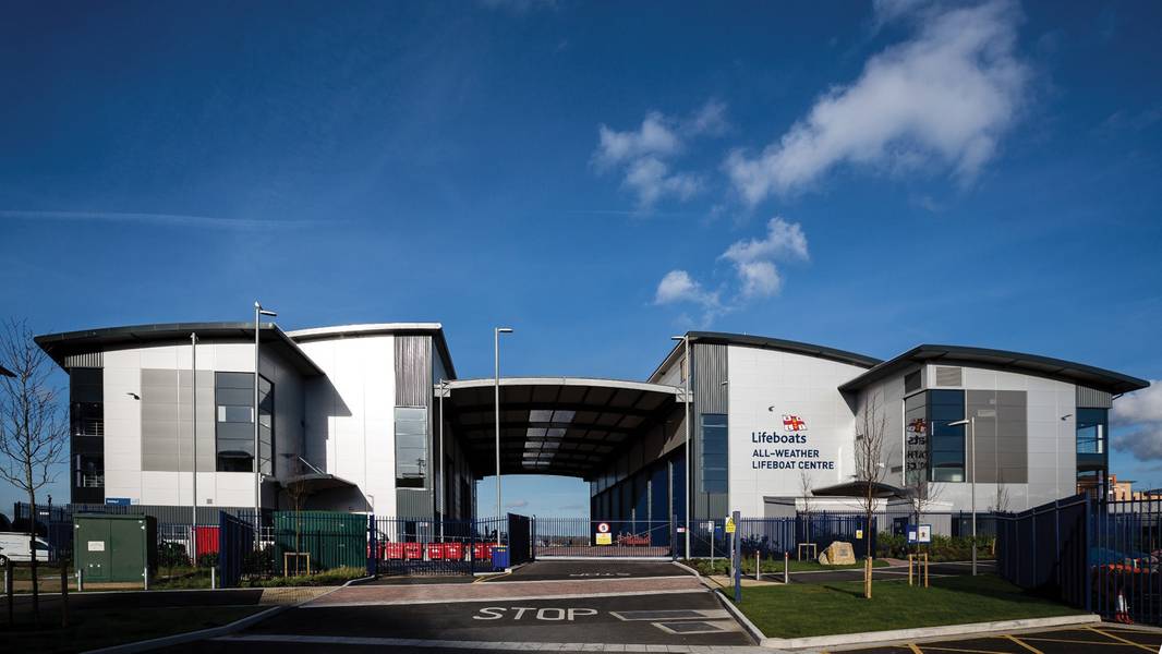 Das Allwetter-Rettungsbootzentrum des RNLI in Poole, Dorset, Großbritannien: Der gesamte Bootsbauprozess wird unter einem Dach durchgeführt. (Foto: RNLI / Nathan Williams)