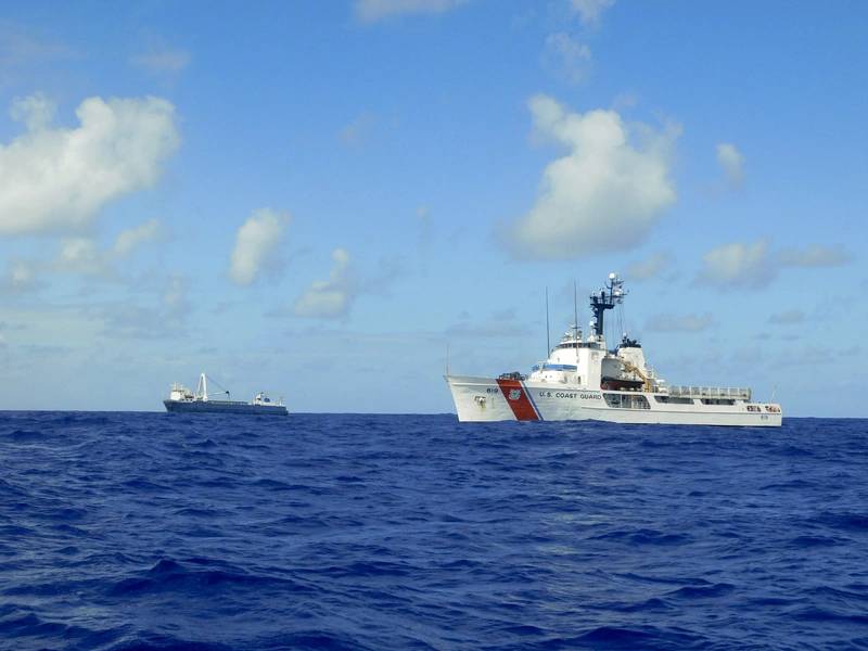 Das Coast Guard Cutter Confidence kommt auf die Bühne, um dem behinderten Frachtschiff Alta Hilfe zu leisten. (US-Küstenwache Foto von Joshua Martinez)