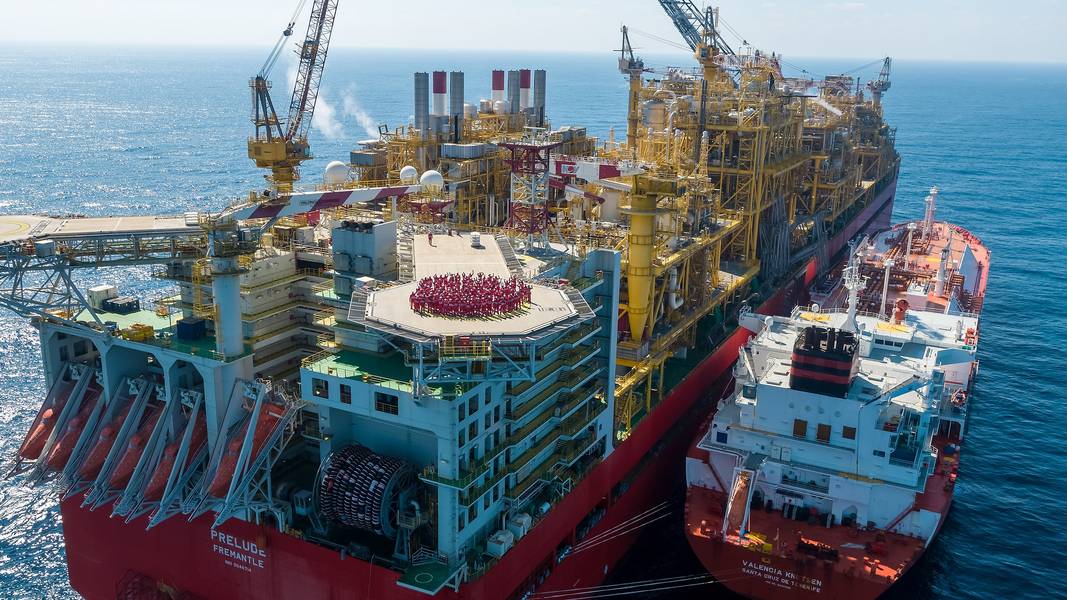 Das Prelude FLNG-Team winkt vom Helideck der Anlage, wobei die Valencia Knutsen Seite an Seite liegen. (Foto: Shell)