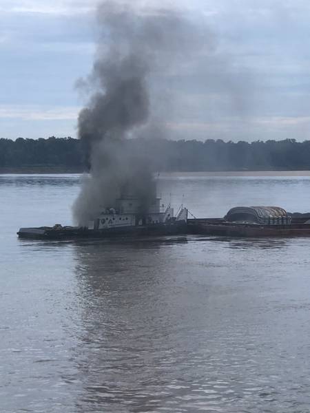 Das Schiff Jacob Kyle Rusthoven fing am 12. September Feuer auf dem unteren Mississippi in der Nähe von West Helena, Ark. (US Coast Guard Foto von Brandon Giles)