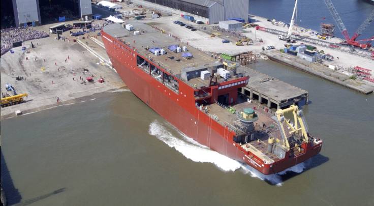 Der 10.000 Tonnen schwere Rumpf der RRS Sir David Attenborough gleitet ins Wasser (Foto: BAS)