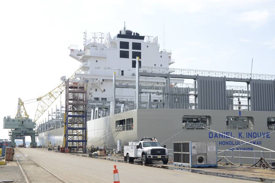 Der Daniel K. Inouye, ein 850 Fuß langes Containerschiff, das in Philadelphia Shipyards gebaut wird, ist das größte in den USA gebaute Containerschiff und eines der vielen Schiffe, mit denen Marine Inspektoren vom Coast Guard Sector Delaware Bay zusammenarbeiten, um die Sicherheit im Seeverkehr zu gewährleisten. (Küstenwache Foto von Seth Johnson)
