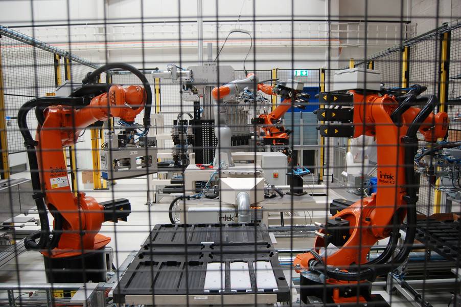 Der Kampf eines Roboters gegen Emissionen: Siemens-Gelenkroboter unterschiedlicher Größe montieren Batteriestapel in Trondheim, Norwegen. Bildnachweis: William Stoichevski
