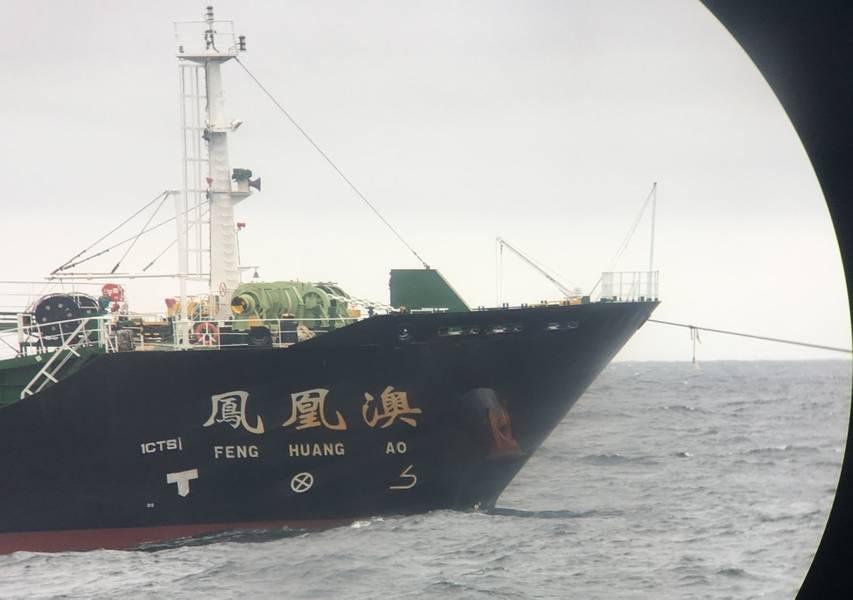 Der behinderte Hongkonger Tanker Feng Huang AO sitzt am 8. Oktober 2018 vor der Küste von New York City vor Anker. Der Frachter wurde deaktiviert, nachdem in seinem Maschinenraum ein Feuer ausgebrochen war, das schwere Maschinenschäden verursacht hatte. (US Coast Guard Foto mit freundlicher Genehmigung von Coast Guard Cutter Sitkinak)