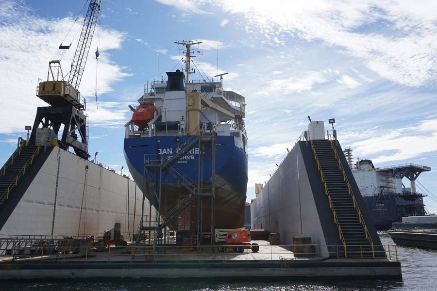 Detyens Shipyards es un patio de reparación de barcos que atiende al gobierno (50%) y al trabajo comercial, este último se divide equitativamente entre propietarios nacionales y extranjeros. (Foto: Eric Haun)