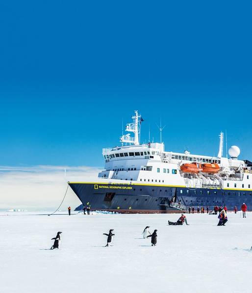 Die Allianz von Lindblad Expeditions mit National Geographic ermöglicht es Lindblad, Menschen auf Kreuzfahrtschiffen in die Arktis zu bringen, die mit Unterrichtsmomenten gefüllt sind, die Passagiere in Stewards unseres Planeten verwandeln und Ideen inmitten natürlicher Schönheit und Wunder austauschen. Foto: Michael Nolan / Lindblad Expeditions